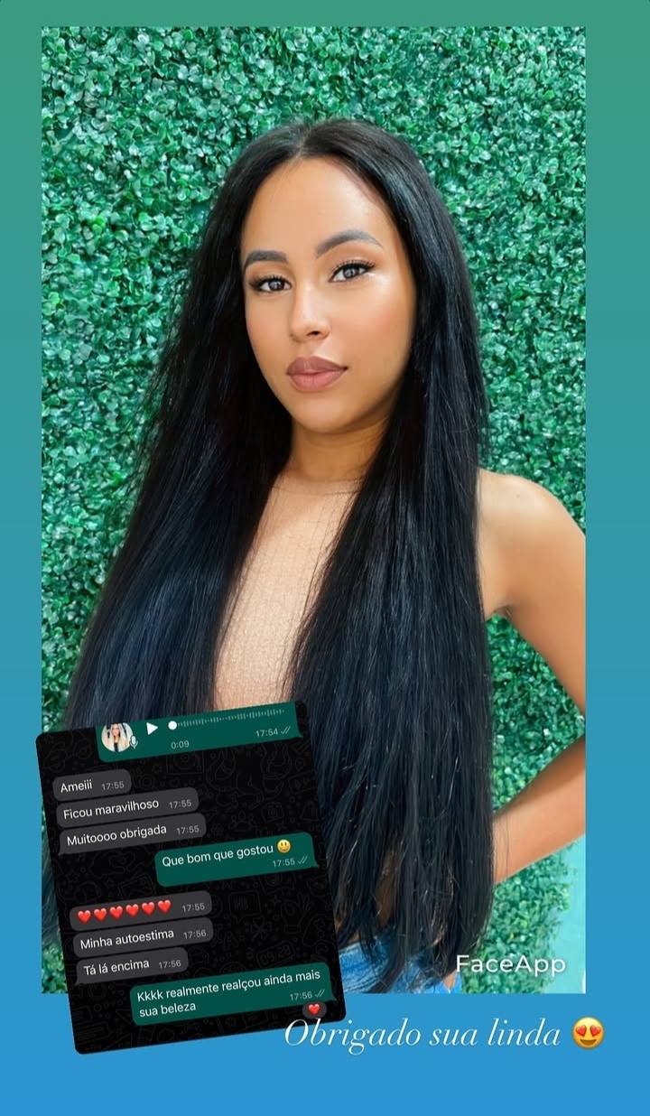 Cliente morena com mega hair liso preto e mensagens de elogio